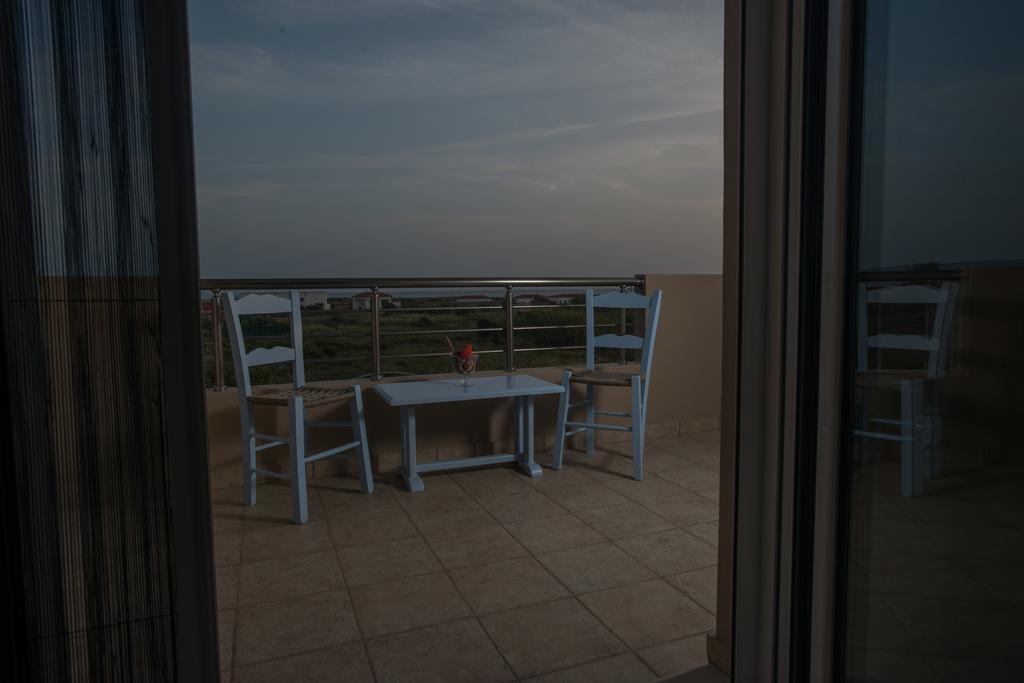 Elpidis Villa Kokkinos Pirgos Bilik gambar